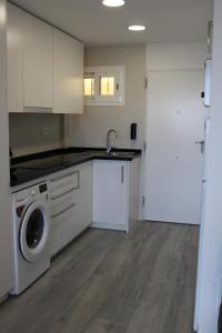 kuchnia ze zlewem i pralką w obiekcie Estudio NUEVO Minerva 635 w mieście Benalmádena