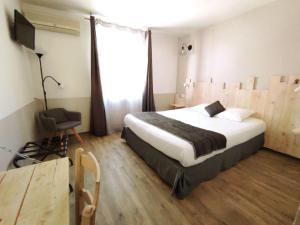 Logis Le Nid du Pont de Gau客房内的一张或多张床位
