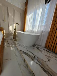 a bathroom with a sink on a marble counter at Willa Morska w Chłapowie in Władysławowo