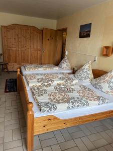 two twin beds in a room with at Ferienwohnung Wiesental in Meisburg