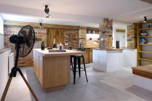 een keuken met een ventilator op een statief in een kamer bij Villa Beatrice by Locap Group in Izola