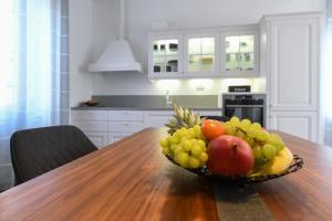 een fruitschaal op een houten tafel in een keuken bij Villa Beatrice by Locap Group in Izola +55 foto's