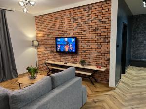 Televízia a/alebo spoločenská miestnosť v ubytovaní Apartment 07 Uniejów