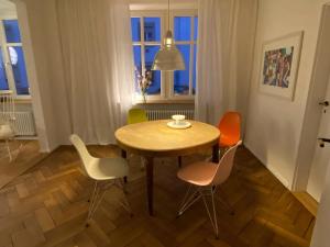 - une table et des chaises dans une chambre avec fenêtre dans l'établissement annadaly Stadtraumwohnung, à Lörrach