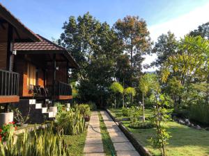 a walkway that leads to a garden area at Sembalun Kita Cottage in Sembalun Lawang