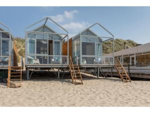 una casa de cristal en la playa con escaleras en Cottage on the beach of Dishoek, en Dishoek