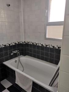 Kúpeľňa v ubytovaní Apartamento Cream MRZ Rentals + 35 fotografií