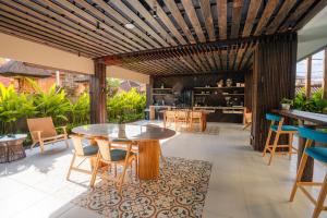 - une salle à manger avec une table et des chaises dans l'établissement Tanaga CoLiving, à Seminyak