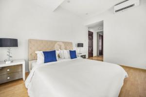 Tempat tidur dalam kamar di Castille by Kozystay - Gandaria