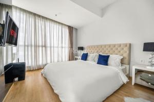 Tempat tidur dalam kamar di Castille by Kozystay - Gandaria