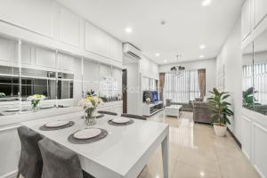 Area tempat duduk di Castille by Kozystay - Gandaria