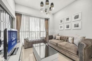 Televisi dan/atau pusat hiburan di Castille by Kozystay - Gandaria