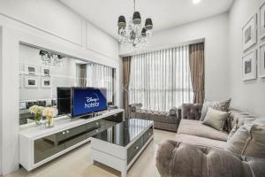 Televisi dan/atau pusat hiburan di Castille by Kozystay - Gandaria