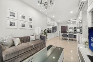 Area tempat duduk di Castille by Kozystay - Gandaria