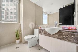 Kamar mandi di Castille by Kozystay - Gandaria