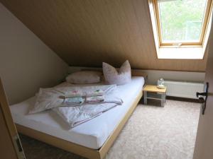 Un pat sau paturi într-o cameră la Ferienwohnung Schlesinger