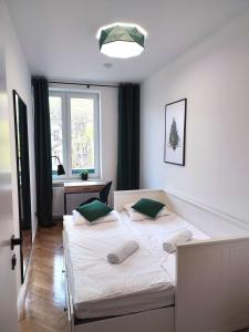 - une chambre avec 2 lits et une fenêtre dans l'établissement Pokoje Centrum, à Bielsko-Biała