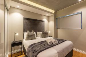 ケープタウンにあるDocklands Deluxe One Bedroom Apartments by ITC Hospitalityの大きなヘッドボード付きの大きなベッドのある寝室 +39枚の写真