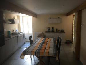 Kuchyň nebo kuchyňský kout v ubytování Chambre 2 côté sud chez particulier 1 lit 2 personnes + 2 fotografie