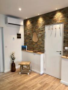 Habitación con mesa de madera y pared de ladrillo. en La Fabrique Centre ville - Berges du Tarn en Millau