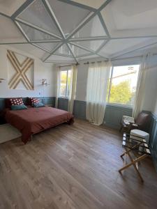 1 dormitorio con cama y techo artesonado en La Fabrique Centre ville - Berges du Tarn en Millau