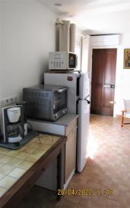 A kitchen or kitchenette at NICE - STUDIO indépendant en VILLA - Mer ville calme jardinet