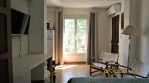 TV a/nebo společenská místnost v ubytování NICE - STUDIO indépendant en VILLA - Mer ville calme jardinet + 2 fotografie