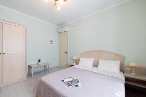 Postel nebo postele na pokoji v ubytování 999 Luxury Hotel