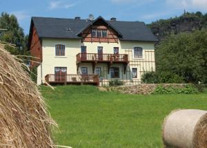 een groot huis op een heuvel met een groen veld bij Ferienhof Schönfelder in Königstein an der Elbe