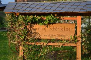un cartel en un jardín con plantas. en Ferienhof Schönfelder, en Königstein