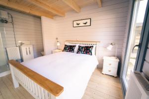 sypialnia z białym łóżkiem w pokoju w obiekcie The Snug, Cromer, a short walk to the beach. w mieście Cromer