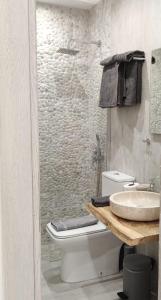 La salle de bains est pourvue de toilettes, d'un lavabo et d'une douche. dans l'établissement Waterside Apartments, à Agia Effimia