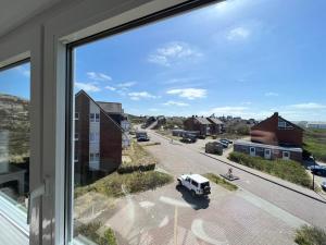 Blick auf eine Straße aus dem Fenster in der Unterkunft Herzmuschel in Hörnum