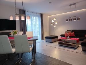 een woonkamer met een tafel en een woonkamer met een bank bij Ferienhof Schönfelder in Königstein an der Elbe