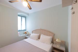 Postel nebo postele na pokoji v ubytování 999 Luxury Hotel
