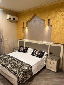 1 dormitorio con 1 cama grande y cabecero en Hotel Iris, en Nápoles