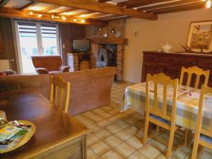 ein Wohnzimmer mit einem Tisch und einem Sofa in der Unterkunft chez Françoise et Jean in Rochefort