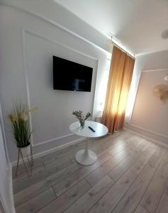 TV a/nebo společenská místnost v ubytování Rewianka Apartamenty przy samej plaży