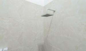 Ванная комната в RedDoorz Syariah @ Tanggeung