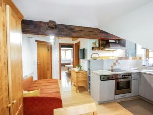 Kuchyň nebo kuchyňský kout v ubytování Apartment Beim Holzschnitzer-2 by Interhome