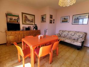 een woonkamer met een tafel en stoelen en een bank bij Apartment Cinzia by Interhome in Vercana