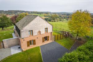 une vue aérienne sur une grande maison en briques dans un champ dans l'établissement La Rigaudrye, à Ellezelles