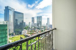 een balkon met uitzicht op een stad bij Central by Kozystay - Mega Kuningan in Jakarta