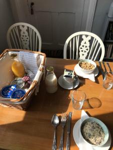 Comida na casa de hóspedes ou em algum lugar perto