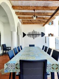 - une longue table dans une pièce avec des chaises bleues dans l'établissement Parisito beach, à Chiclana de la Frontera