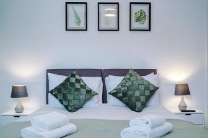 een slaapkamer met een bed met handdoeken erop bij Phillip House in Chester