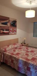 - une chambre avec un lit doté d'une couette dans l'établissement PISO FISTERRA, à Fisterra