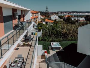 d'un balcon offrant une vue sur la ville. dans l'établissement Casa Edie, à São Martinho do Porto