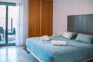 a bedroom with two towels on a bed at Casa Edie in Salir do Porto +28 photos