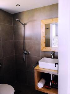 bagno con lavandino e doccia di Rigas Rooms a Città di Skiathos
